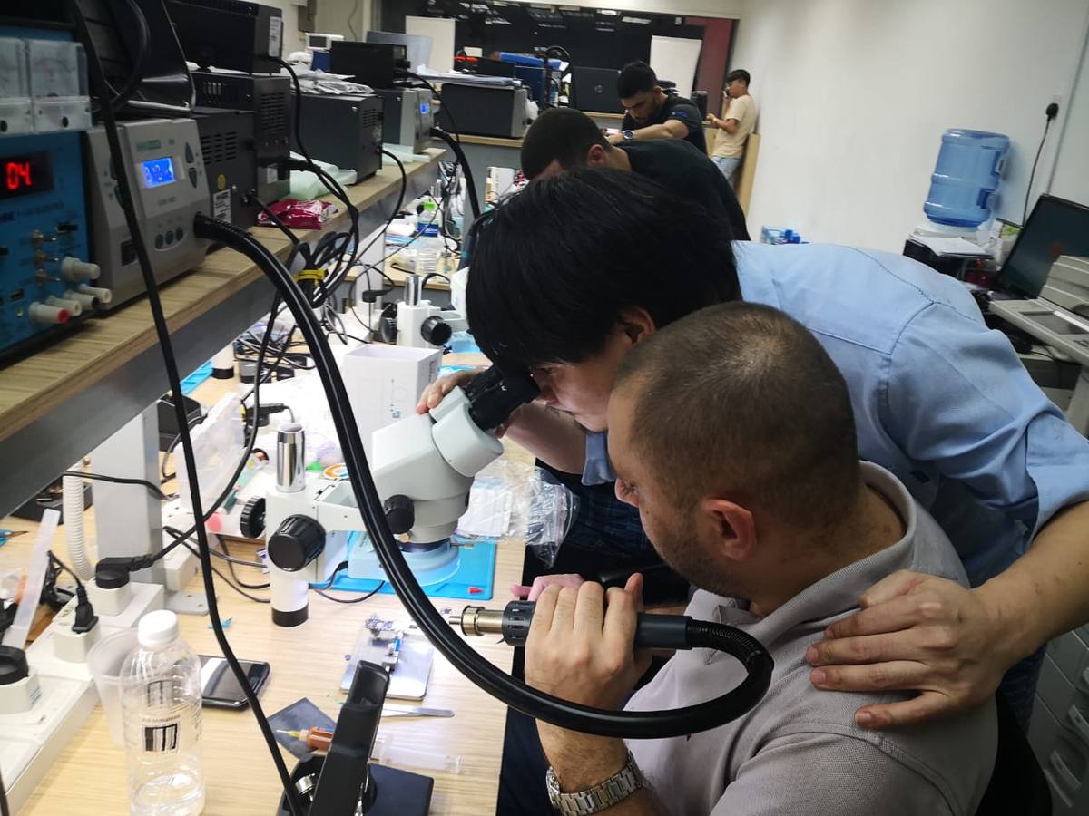 G-LON certified phone repair training Malaysia — Master Wyman Lau microscope practical WikiMobi Glontech